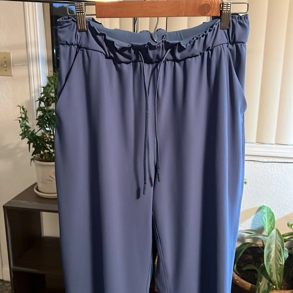 Lululemon Joggers. Size 8 - Picture 2 of 5